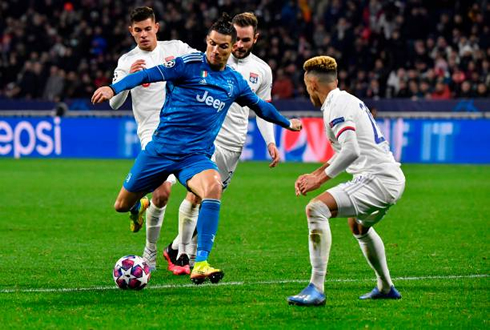 Cristiano Ronaldo trying to shoot while surrounded by Lyon players