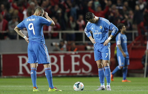 Benzema and Cristiano Ronaldo with bowing their heads down, in Sevilla 2-1 Real Madrid