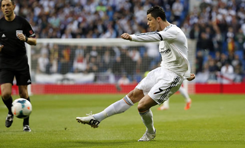 Cristiano Ronaldo long range goal in Real Madrid vs Osasuna, for the Spanish League 2014