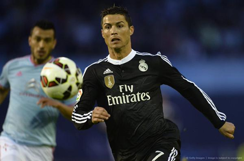 Cristiano Ronaldo chasing a bouncing ball in Celta de Vigo vs Real Madrid, in 2015