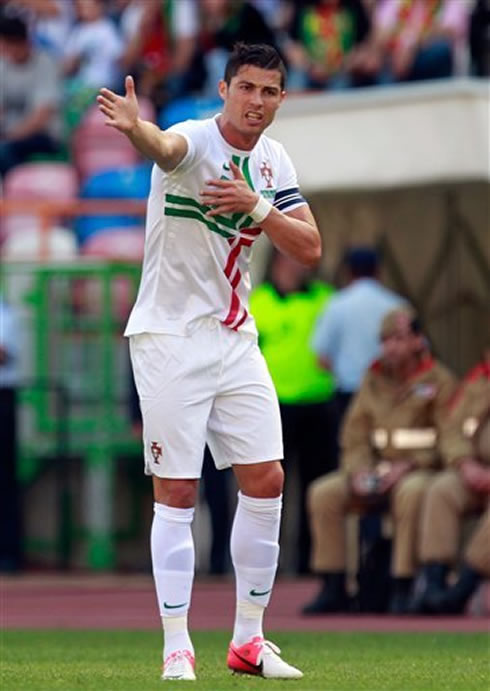 Cristiano Ronaldo gesticulating to a teammate, explaning him what he wants on the pitch