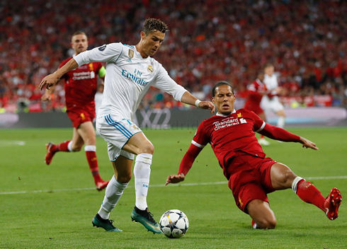 Cristiano Ronaldo dribbles Virgirl van Dijk in Real Madrid 3-1 Liverpool in the 2018 Champions League final
