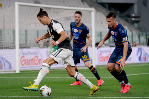 Cristiano Ronaldo trying to dribble two opponents in Juventus vs Lecce in 2020
