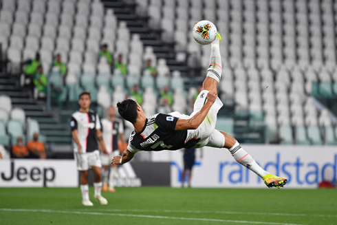 Cristiano Ronaldo acrobatic shot in a Juventus home game