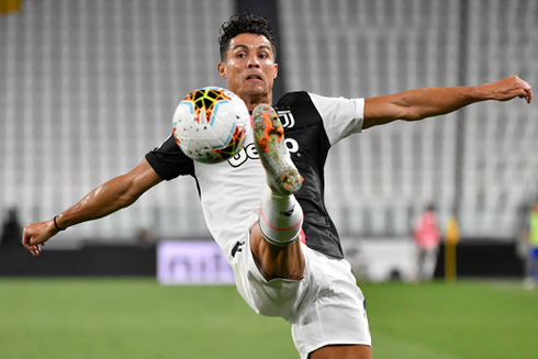 Cristiano Ronaldo flexibility to stretch and reach the ball
