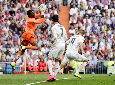 Cristiano Ronaldo watching Kameni coming out of his goal to catch a cross