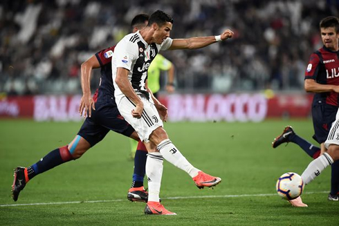 Cristiano Ronaldo strikes with this right foot in Juventus vs Bologna in 2018