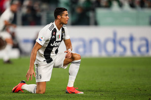 Cristiano Ronaldo down on one knee in a Juventus game
