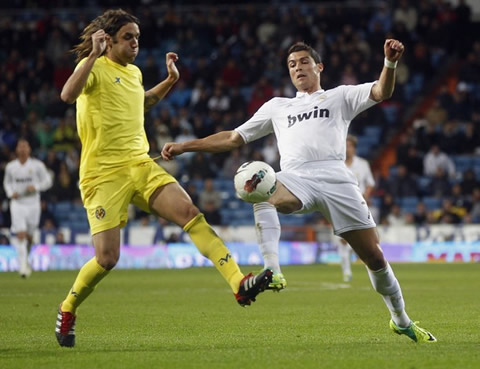 Cristiano Ronaldo disputes a loose ball with a Villarreal defender