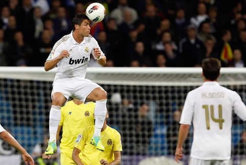 Cristiano Ronaldo very high jump against Villarreal, to head the ball to a teammate