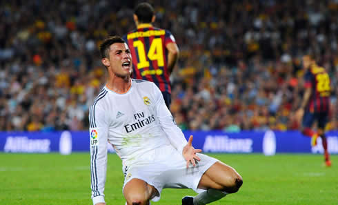 Cristiano Ronaldo getting down on his knees, in complete desbelief after an unsanctioned penalty kick in Barcelona 2-1 Real Madrid