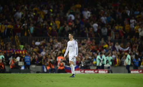 Cristiano Ronaldo unmarked at the Camp Nou pitch
