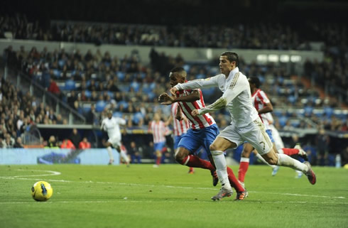 Cristiano Ronaldo getting past Perea in Real Madrid vs Atletico Madrid