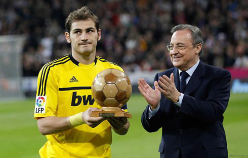 Iker Casillas receives an award in the Santiago Bernabéu, before Real Madrid vs Atletico Madrid