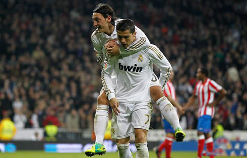 Cristiano Ronaldo holding Mesut Ozil on his back in Real Madrid vs Atletico Madrid