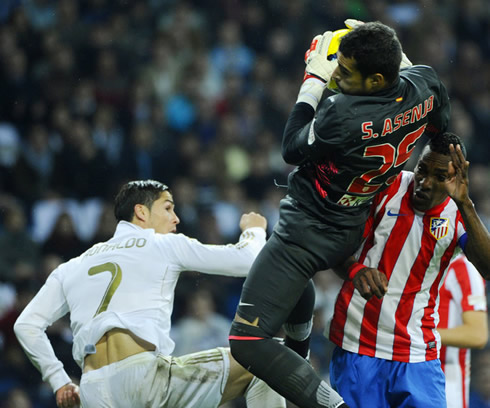 Cristiano Ronaldo jumping with Atletico Madrid goalkeeper, Sergio Asenjo