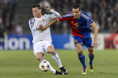 Cristiano Ronaldo covering his face with his own hand in Basel 0-1 Real Madrid
