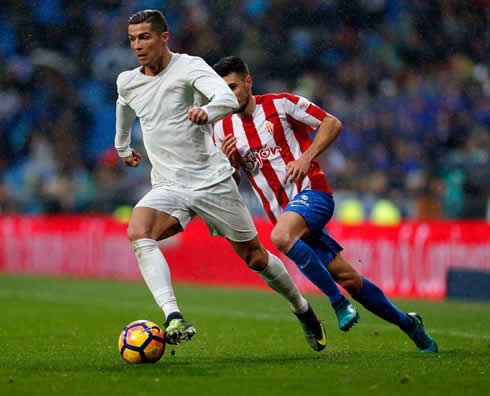 Cristiano Ronaldo moving the ball forward in Real Madrid vs Sporting Gijón