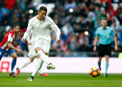 Cristiano Ronaldo taking a penalty-kick in Real Madrid 2-1 Sporting Gijón for La Liga 2016-2017