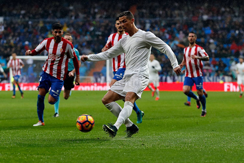 Cristiano Ronaldo left foot cross in Real Madrid vs Sporting Gijón