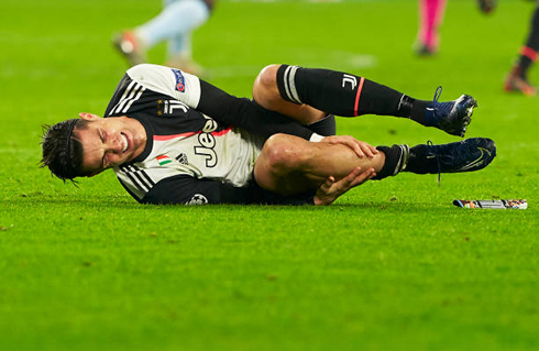 Cristiano Ronaldo hurt on the ground, after kicking the corner flag