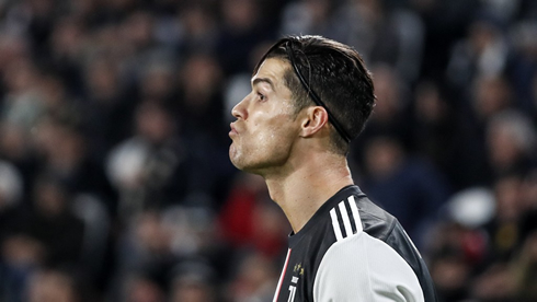 Cristiano Ronaldo sending kisses during a game for Juventus