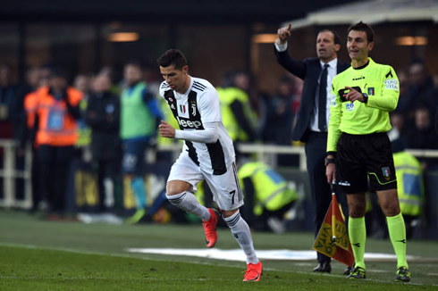 Cristiano Ronaldo being coming onto the pitch from the bench, in Atalanta vs Juventus for the Serie A