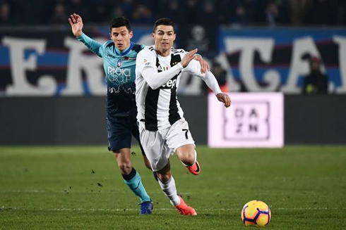 Cristiano Ronaldo escaping his opponent in Atalanta 2-2 Juventus