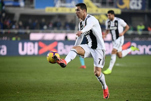 Cristiano Ronaldo receiving the ball with the outside of his boot