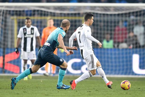 Cristiano Ronaldo passing the ball with his left foot