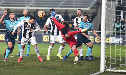 Cristiano Ronaldo scores from a header in Atalanta 2-2 Juventus