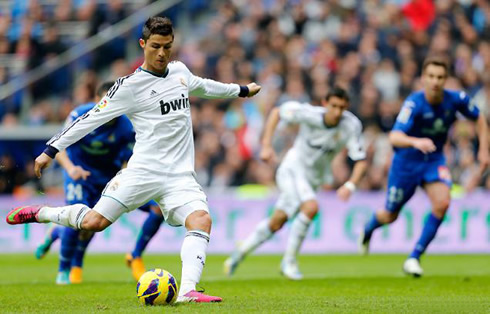 Cristiano Ronaldo scoring from the penalty-kick spot, in Real Madrid vs Getafe for the Spanish League 2013