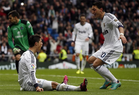 Cristiano Ronaldo sits on the ground and waits for Mesut Ozil hug, in Real Madrid 4-0 Getafe, for La Liga 2013