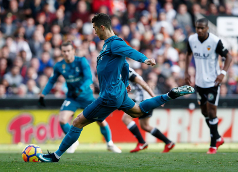 Cristiano Ronaldo scoring from the penalty-kick spot in Valencia 1-4 Real Madrid in 2018