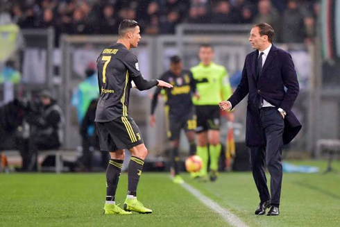 Cristiano Ronaldo talking with Allegri during a game for Juventus in the Serie A