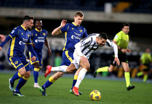 Cristiano Ronaldo getting fouled in Hellas 1-1 Juventus