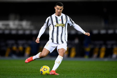Cristiano Ronaldo taking a free-kick for Juventus
