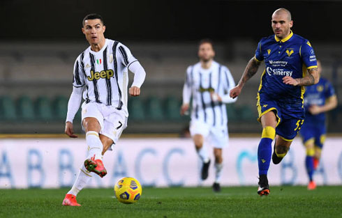 Cristiano Ronaldo making a pass in Hellas vs Juventus in 2021