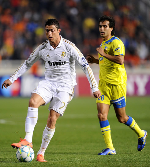 Cristiano Ronaldo receiving and controlling the ball with his new boots from Nike', the Mercurial Vapor 8, in red