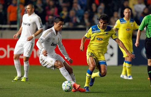 Cristiano Ronaldo changing direction against Nuno Morais, in a Real Madrid Champions League game in 2012