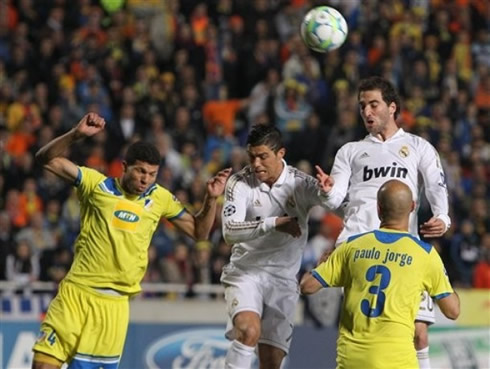 Cristiano Ronaldo jumping near Gonzalo Higuaín in APOEL 0-3 Real Madrid