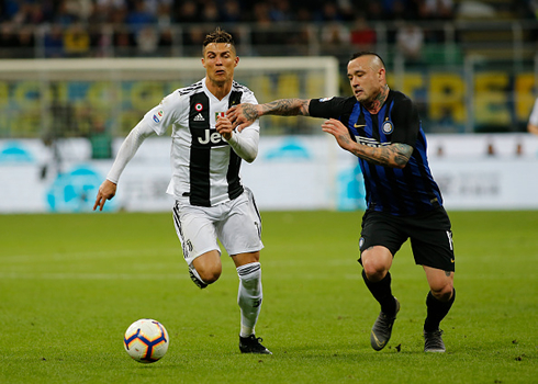 Cristiano Ronaldo running next to Nainggolan