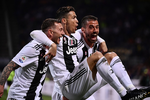 Juventus players carrying Ronaldo in their arms