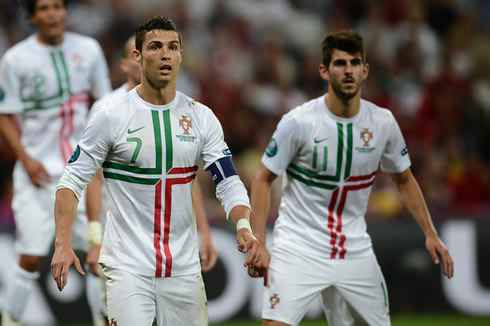 Cristiano Ronaldo and Sergio Oliveira, getting ready for a cross in Portugal vs Spain, at the EURO 2012