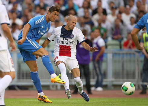 Real Madrid powerful shot in PSG 0-1 Real Madrid, in a friendly for the 2013-2014 season