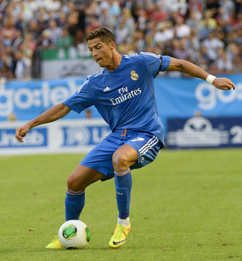 Real Madrid preparing to switch directions during a game for Real Madrid, in 2013-2014