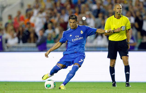 Real Madrid taking a long free-kick in Real Madrid vs PSG, for the 2013-2014 pre-season tour campaign