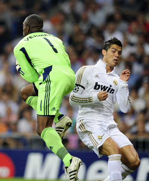 Cristiano Ronaldo looking scared after Ajax goalkeeper jumped near him