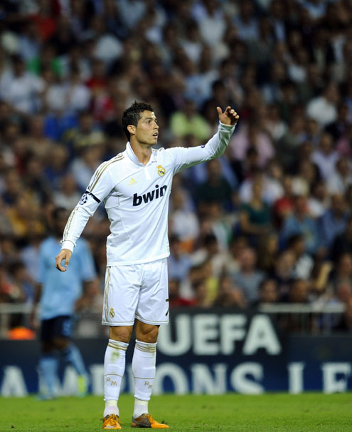 Cristiano Ronaldo calling for his teammate attention in the Bernabéu