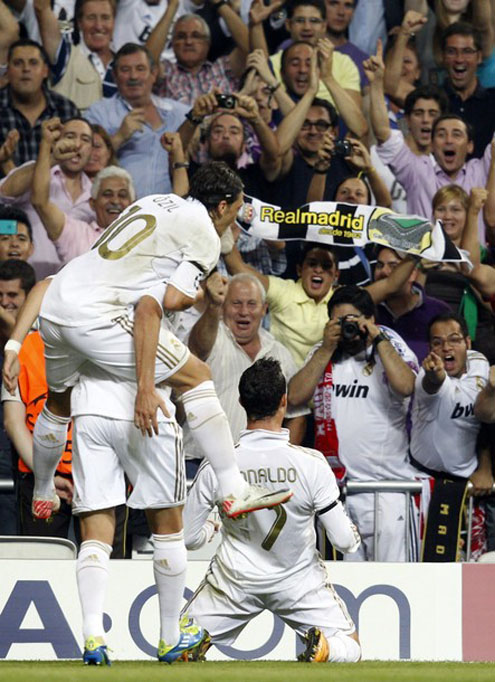 Cristiano Ronaldo on his knees, with Ozil and Benzema coming behind in 2011-2012